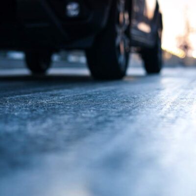 Auto na zľadovatenej ceste