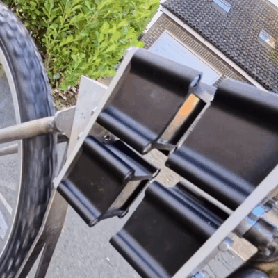 Colin Furze nahradil klasické pružiny na bicykli silnými neodymovými magnetmi. Systém využíva odpudivú silu magnetov na tlmenie nárazov.