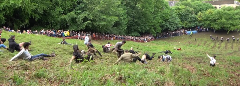 Zlomeniny, otras mozgu a vyvrtnuté členky sú bežnou súčasťou pretekov. Napriek rizikám sa každý rok prihlasujú stovky dobrovoľníkov z celého sveta.