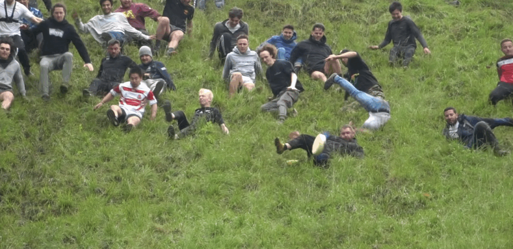 Naháňačka syra na Cooper's Hill v Anglicku je jedným z najnebezpečnejších festivalov na svete. Účastníci bežia za 4-kilogramovým kotúčom syra rýchlosťou až 110 km/h.