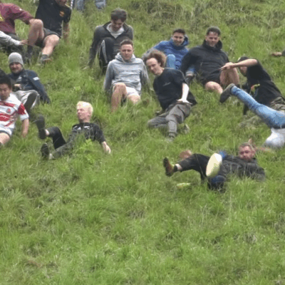 Naháňačka syra na Cooper's Hill v Anglicku je jedným z najnebezpečnejších festivalov na svete. Účastníci bežia za 4-kilogramovým kotúčom syra rýchlosťou až 110 km/h.