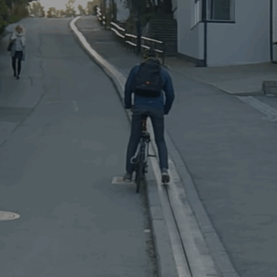 Bicyklový výťah Trampe CycloCable v nórskom Trondheimu je jediný svojho druhu na svete. Cyklistov vyvezenie do kopca rýchlosťou 8 km/h bez pedálovania.