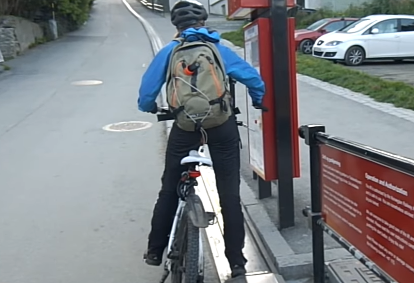 Cyklista položí nohu na plošinku a systém ho tlačí do kopca. Výťah prekoná 130 metrov výškového rozdielu za 3 minúty a používanie je bezplatné.