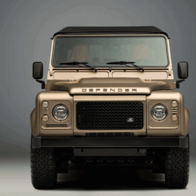Defender Octa dostáva motor V8 s výkonom 405 koní a zrýchlením z nuly na sto za 5,5 sekundy. Každý kus vzniká ručne v dielňach Coventry.