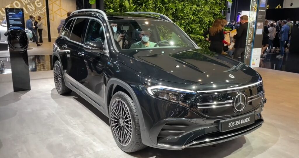 Elektrická verzia EQB dostane väčšiu batériu s dojazdom až 500 kilometrov. Ceny nového GLB začnú na približne 45 000 eur.