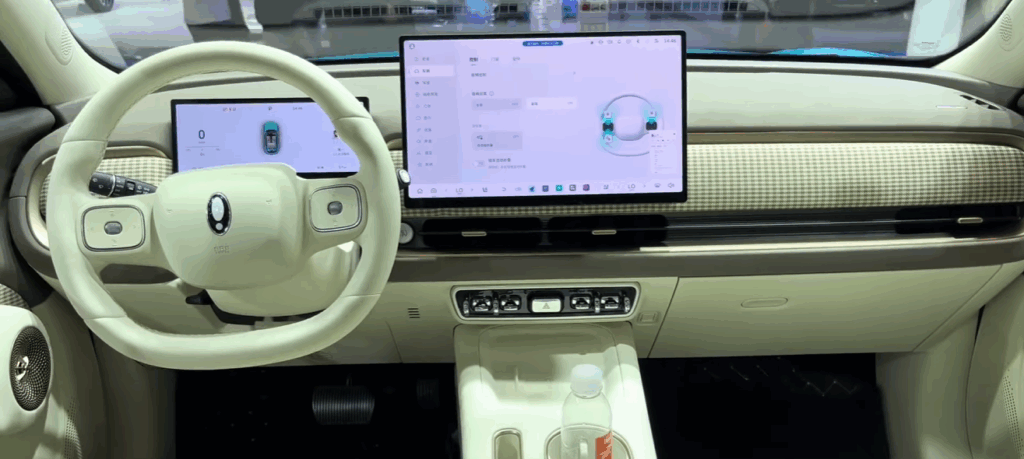 Interiér Ora 5 kombinuje retro štýl s modernými technológiami. Centrálny displej má 12,3 palca a materiály sú príjemné na dotyk.