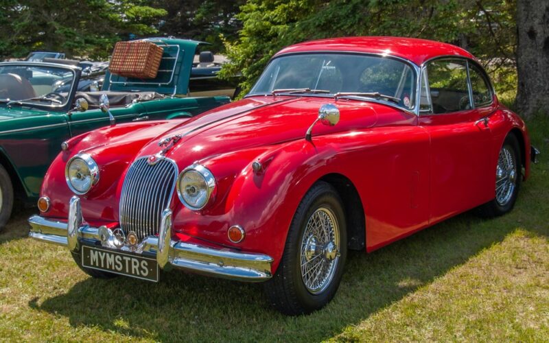 Elegantný dizajn od Williama Lyonsa dodnes berie dych. Zachovalé exempláre sa dnes predávajú za 150 000 až 300 000 eur.