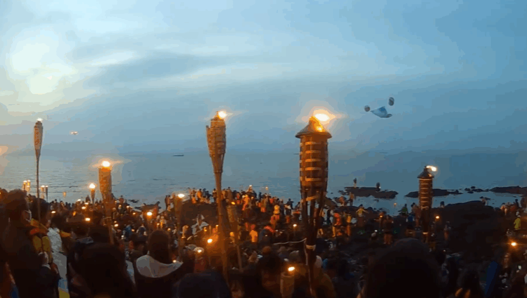 Festival Jindo Sea Parting sa koná každý rok v apríli alebo máji. Tisíce ľudí spoločne kráčajú po morskom dne z Jinda na ostrov Modo.