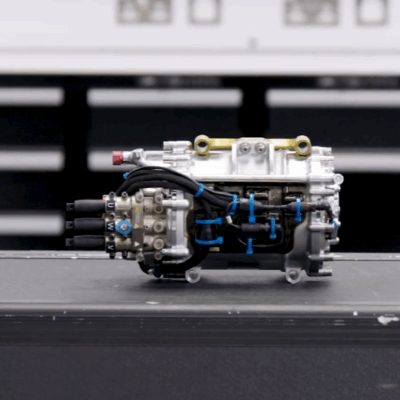 Od roku 2026 elektromotor MGU-K vyprodukuje 350 koní, čo predstavuje trojnásobok súčasného stavu. Naopak spaľovací motor V6 stratí 150 koní.