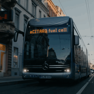 Mercedes-Benz eCitaro získal prestížnu cenu za dekarbonizáciu mestskej dopravy. Jeden autobus ušetrí ročne približne 80 ton CO2 oproti dieselu.