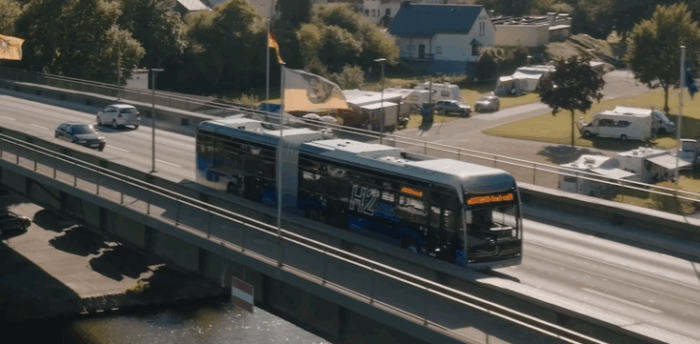 eCitaro ponúka dojazd 280 kilometrov a kapacitu 88 cestujúcich. Cena približne 500 000 eur, no dotácie pokrývajú až 80 percent rozdielu.