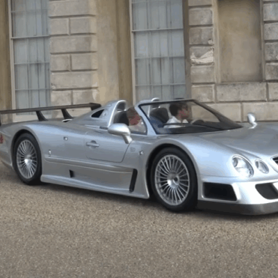 Mercedes CLK GTR Roadster vznikol len v 6 kusoch a každý má dnes hodnotu presahujúcu 10 miliónov eur. Atmosférický V12 motor produkuje 612 koní.