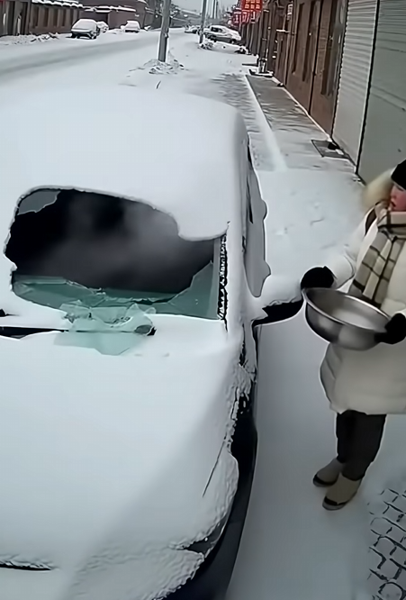 Nikdy nepolievajte zamrznuté sklo horúcou vodou – teplotný šok môže prasknúť sklo. Výmena čelného skla stojí od 150 do 500 eur.