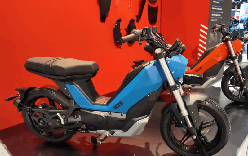 Retro dizajn zachováva ikonickú siluetu originálu. Moderné prvky zahŕňajú LED svetlá, digitálny prístrojový štít a USB nabíjačku.