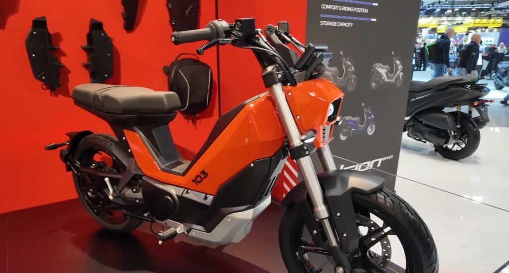 Peugeot e-103 oživuje legendárny moped z roku 1971. Elektrický pohon ponúka dojazd 70 km a maximálnu rýchlosť 45 km/h.