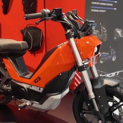 Peugeot e-103 oživuje legendárny moped z roku 1971. Elektrický pohon ponúka dojazd 70 km a maximálnu rýchlosť 45 km/h.