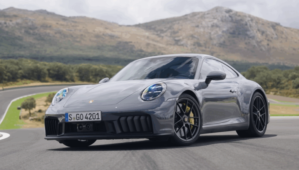 Štartovanie zabezpečuje elektromotor z vysokonapäťovej batérie, nie klasická 12V batéria. Elektrické turbo reaguje okamžite aj po studenom štarte.