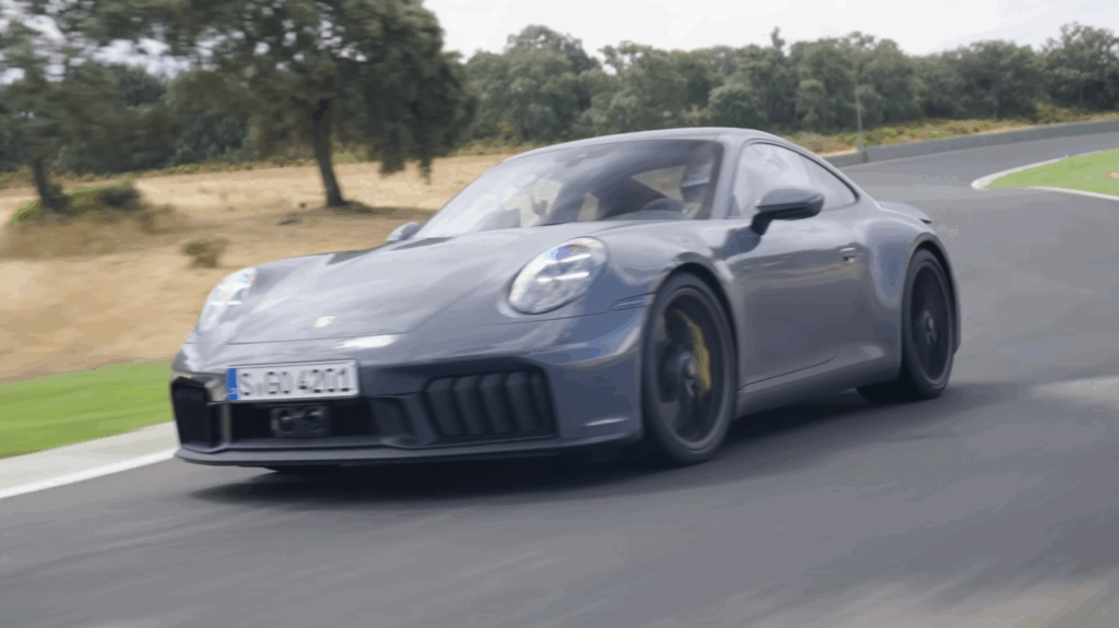 Porsche 911 T-Hybrid má špeciálny režim spánku pre batériu, ktorý minimalizuje samovybíjanie. Auto vydrží stáť mesiace bez potreby nabíjania.