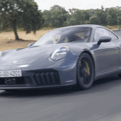 Porsche 911 T-Hybrid má špeciálny režim spánku pre batériu, ktorý minimalizuje samovybíjanie. Auto vydrží stáť mesiace bez potreby nabíjania.