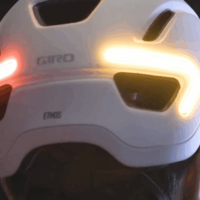 Prilba Also Alpha Wave má integrované smerové svetlá a automatické brzdové svetlo. Cyklista ovláda smerovky bezdrôtovým ovládačom na riadidlách.