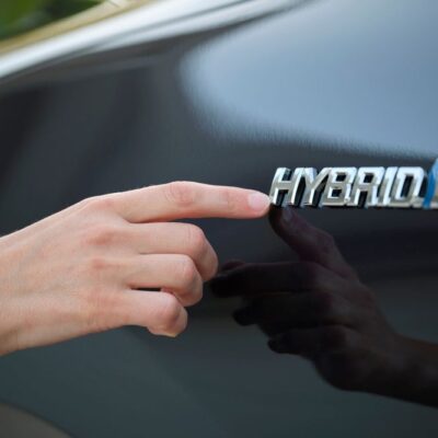 Prstom ukazuje na hybrid