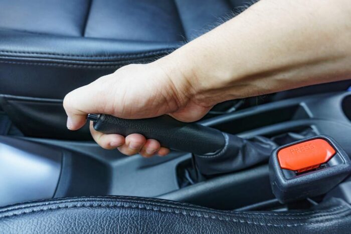 Ručná brzda alebo zaradený stupeň? Tisíce vodičov denne robia chybu, ktorá ničí prevodovku