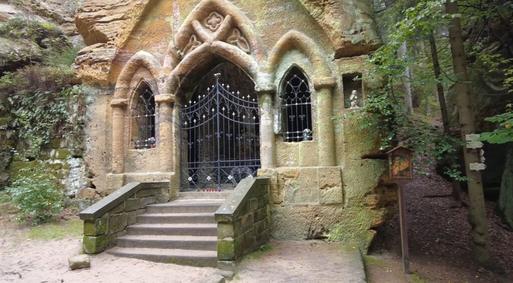 Kaplnka Panny Márie Lurdskej v Svojkove je vytesaná priamo do skalnej steny. Kedysi pútnické miesto, dnes obľúbený cieľ fotografov a turistov.