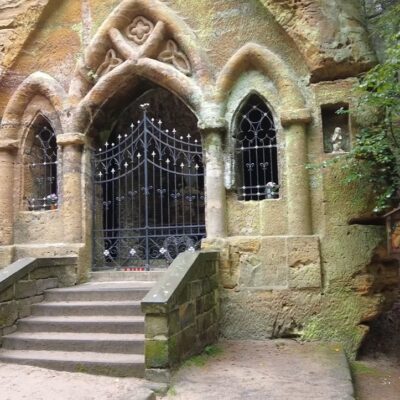 Kaplnka Panny Márie Lurdskej v Svojkove je vytesaná priamo do skalnej steny. Kedysi pútnické miesto, dnes obľúbený cieľ fotografov a turistov.