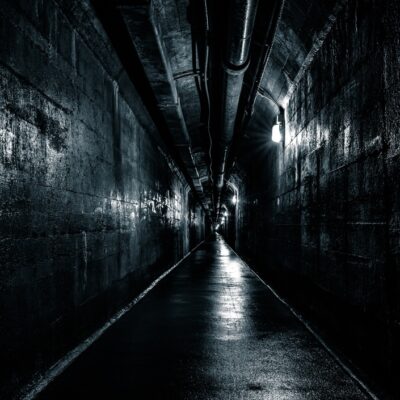 Pevnosť Sasso San Gottardo vyzerá zvonku ako obyčajná skala. Vnútri sa ukrývajú kilometre tunelov, delá a veliteľské stanovište švajčiarskej armády.