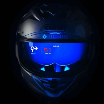 Shoei GT-Air 3 Smart má integrovaný head-up displej, ktorý premieta navigáciu a rýchlosť priamo do zorného poľa jazdca. Systém vyvinula spoločnosť Cosmo Connected.