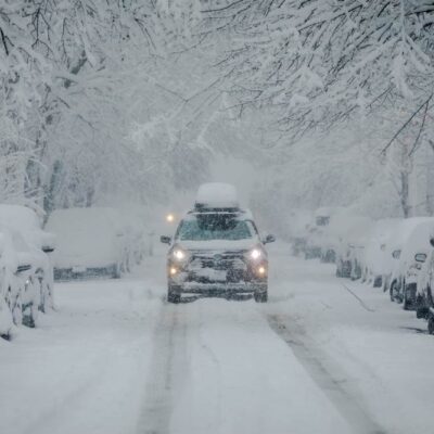 Sneh a autá na ceste