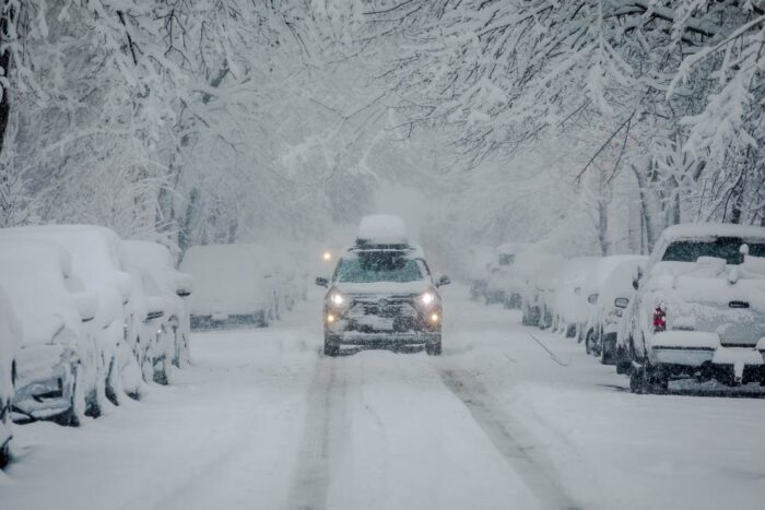 Ako zistiť, či je cesta šmykľavá bez vystupovania z auta: Pozrite sa na overený trik skúsených vodičov