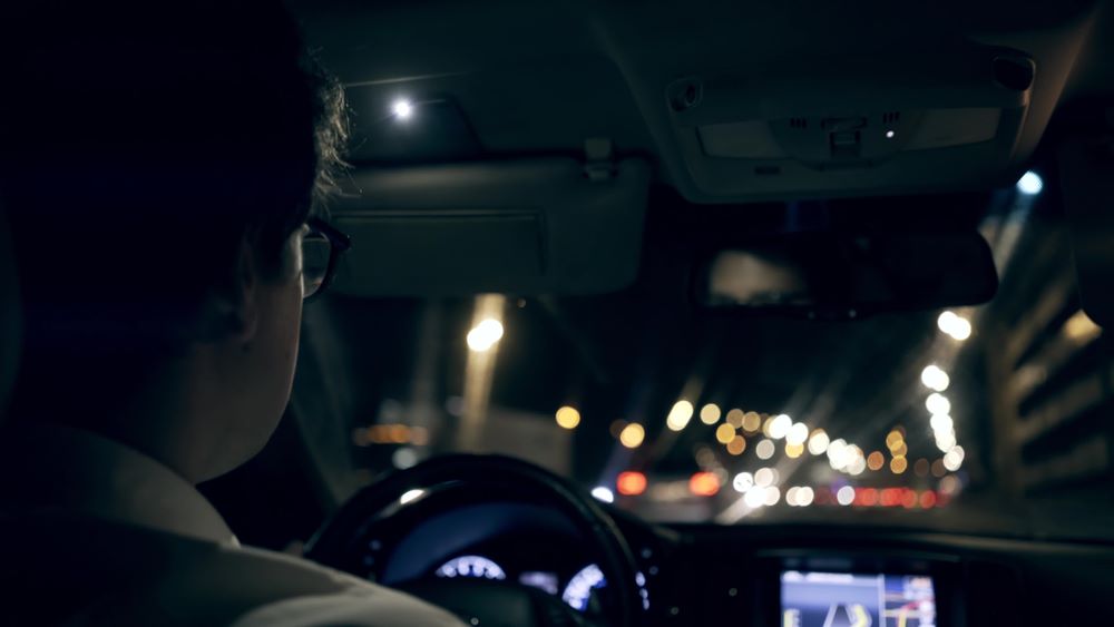 Šofér okuliare noc