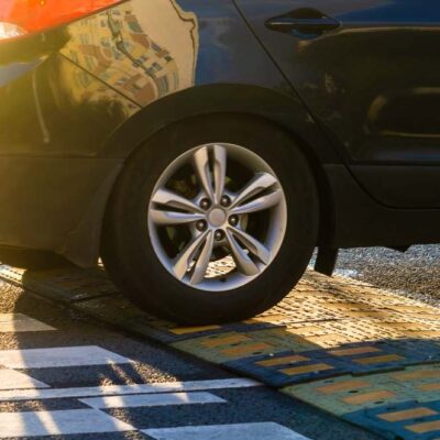 Spomaľovací prah a auto