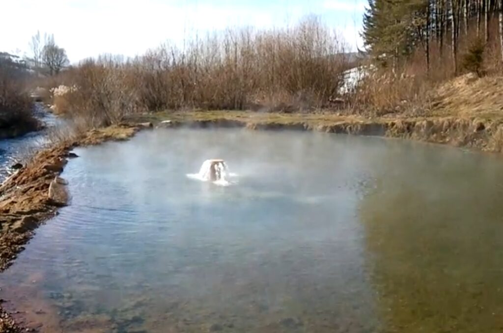 Minerálna voda bohatá na železo a síru dáva jazierku oranžový odtieň. Kúpanie prespieva kožu, kĺbom a uvoľňuje svalové napätie.