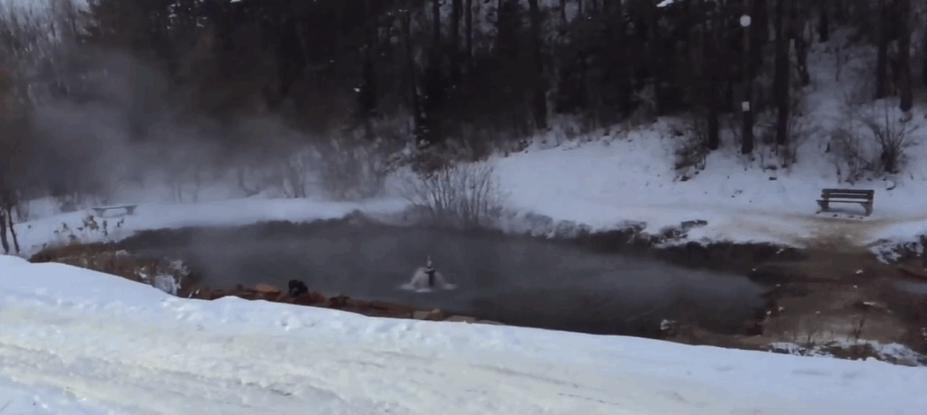 Termálne jazierko Kalameny má vodu s teplotou 33 stupňov Celzia. Vstup je zadarmo a najkrajšie je tu v zime, keď stúpa nad zasneženú krajinu.