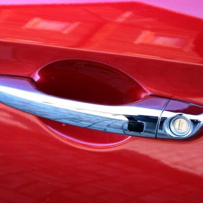 Tlačidlo na kľučke dverí auta