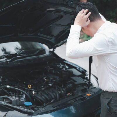 Vodič a otvorená kapota motora