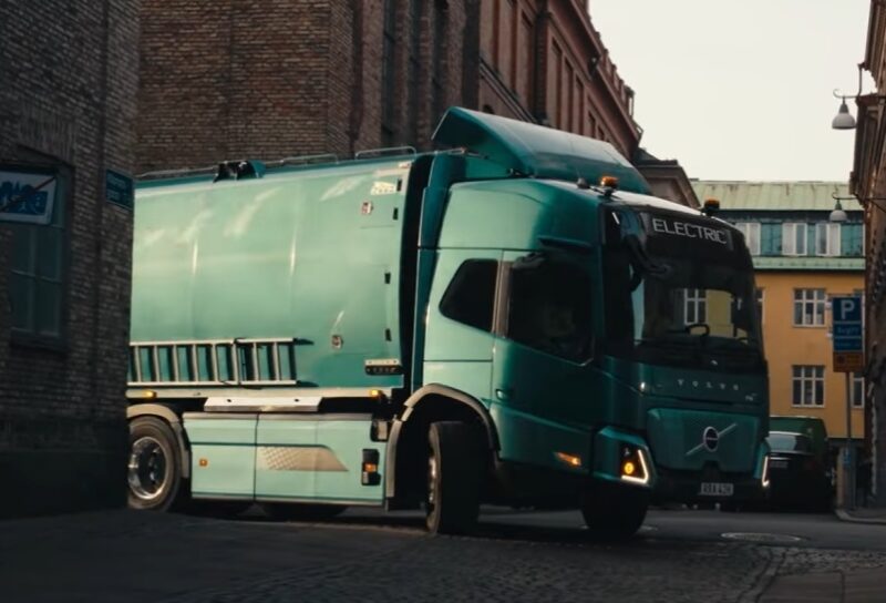 Elektrický pohon s výkonom 450 koní a dojazdom 450 km je ideálny pre zvoz odpadu. Tichá prevádzka neruší obyvateľov v ranných hodinách.