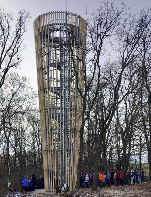 Veža je bezplatne prístupná celoročne a výstup zvládnu aj deti a seniori. Parkovisko je priamo pri veži a vstup je zadarmo.