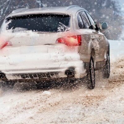 Zasnežená cesta jazda autom