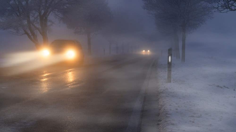 Zima auto na ceste svetlá