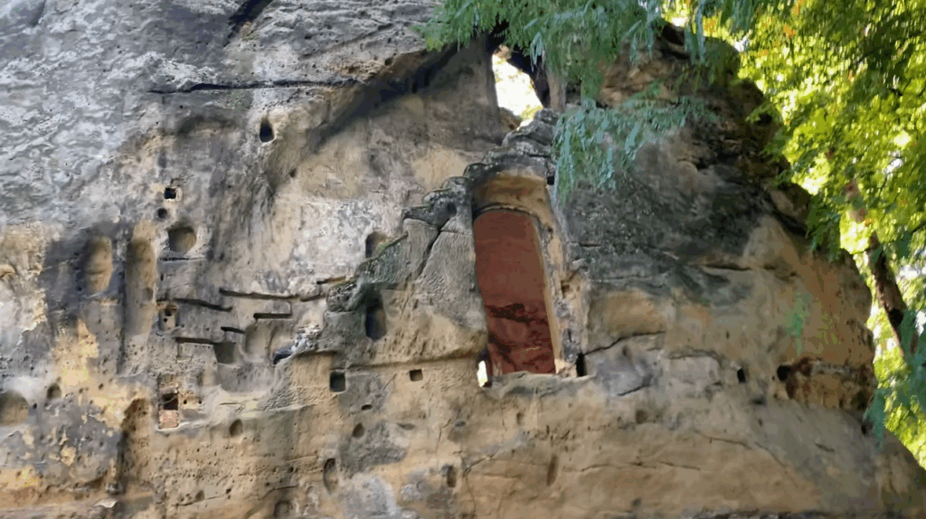 Zrúcanina hradu Svojkov je vytesaná do pieskovcovej skaly. Celý okruh má len 2 kilometre a stihnete ho za jedno popoludnie.