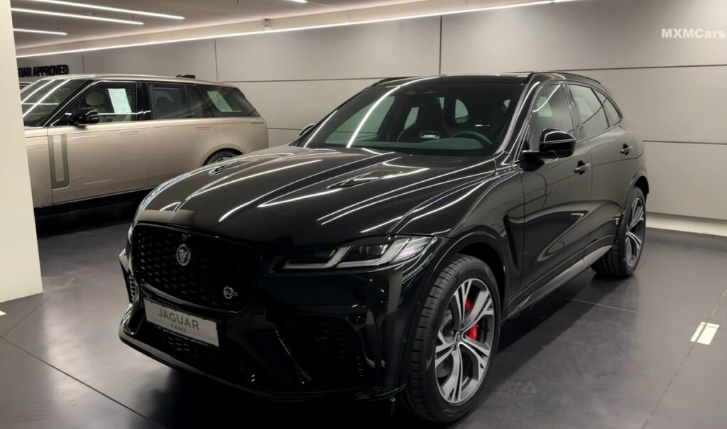 Posledný Jaguar so spaľovacím motorom – čierny F-Pace SVR – opustil výrobnú linku v Solihulle. Auto vystavujú v Britskom automobilovom múzeu.