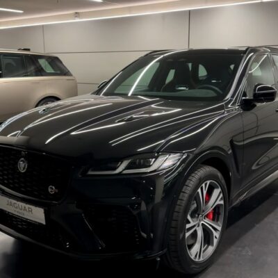 Posledný Jaguar so spaľovacím motorom – čierny F-Pace SVR – opustil výrobnú linku v Solihulle. Auto vystavujú v Britskom automobilovom múzeu.