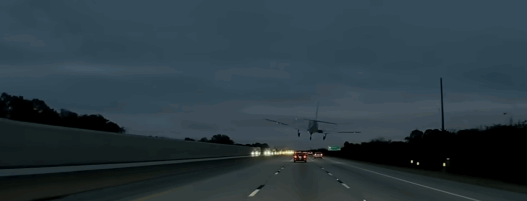 Malé lietadlo Cessna núdzovo pristálo na streche SUV na kalifornskej diaľnici. Vodič aj pilot prežili, no obaja utrpeli vážne zranenia.