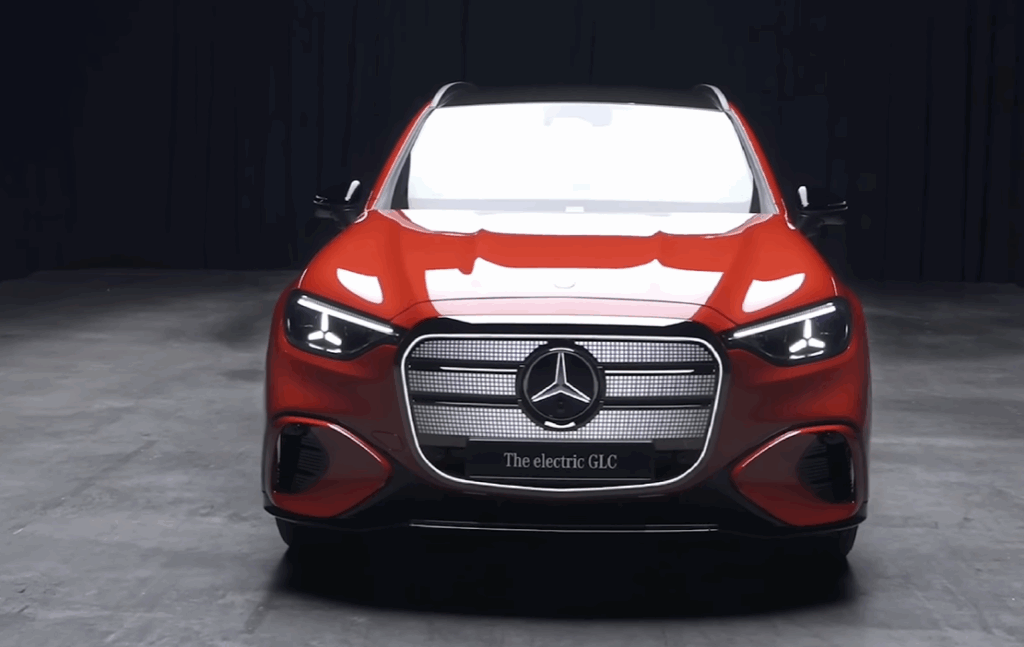 Mercedes-Benz softvérovo obmedzuje kapacitu batérie v elektrickom SUV. Za odomknutie plného dojazdu si zákazníci musia priplatiť 3 000 až 5 000 eur.