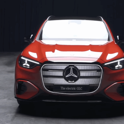 Mercedes-Benz softvérovo obmedzuje kapacitu batérie v elektrickom SUV. Za odomknutie plného dojazdu si zákazníci musia priplatiť 3 000 až 5 000 eur.