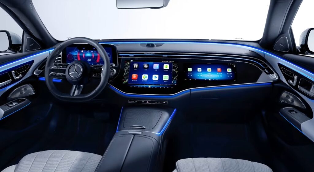 Interiér dostane najnovší systém MBUX s umelou inteligenciou a Hyperscreen pre spolujazdca. Autonómna jazda bude fungovať do 90 km/h.