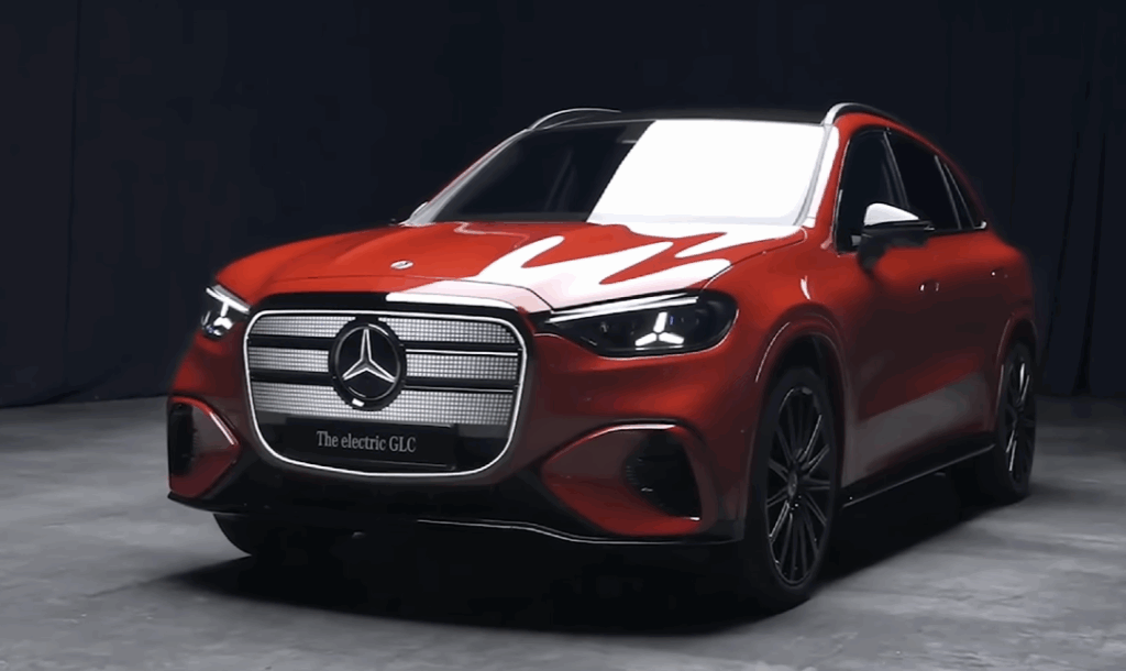 Všetky verzie majú fyzicky rovnakú batériu, no softvér určuje využiteľnú kapacitu. Kritici hovoria o neférovej praxi a skrytých poplatkoch.